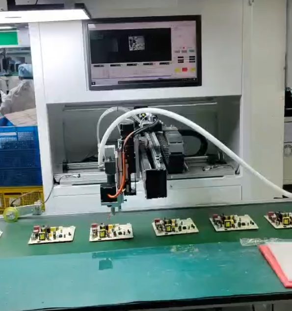 视觉跟随点胶机在电路板上进行精密点胶作业
